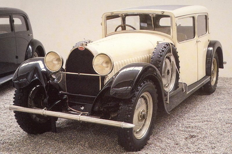 Bugatti-Type 46 Berline-1933 8 cyl-5350 cm3-120 CV